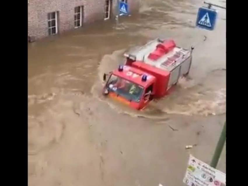 Pamje nga moment dramatik kur zjarrëfikësit e shpëtojnë nga vdekja një gjerman derisa po mbytej në ujë 