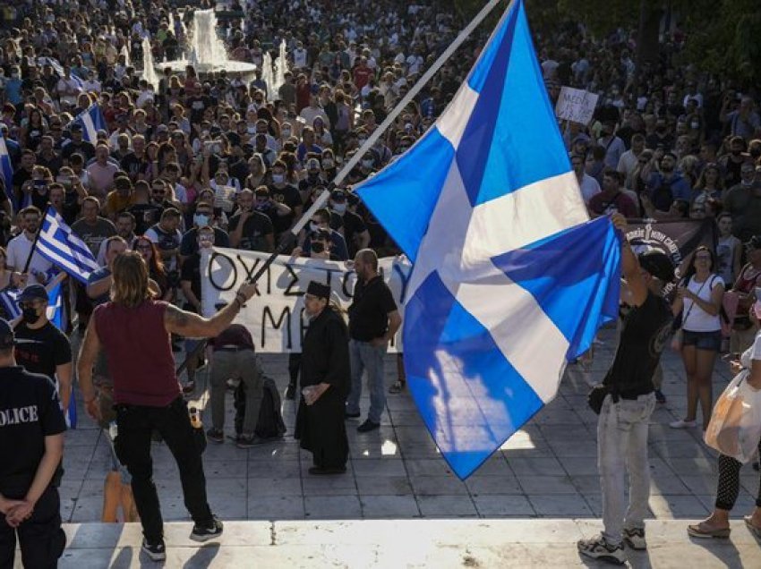 Protestohet në Greqi kundër vaksinimit të fëmijëve