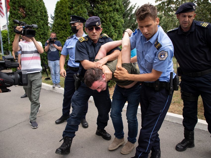 Dardan Molliqaj me sjellje të pahijshme, godet me shqelm zyrtarin policor - ja pamjet