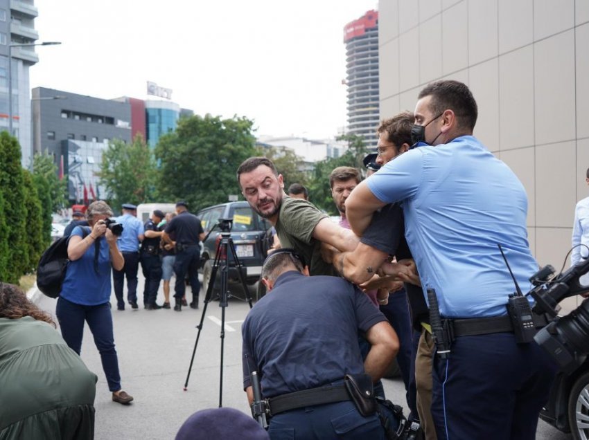 Molliqaj flet për policin që e goditi shkelm: “A mos është i Vetëvendosjes?”