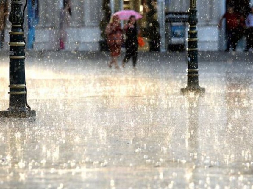 Meteorologët alarmojnë mot të keq me shi të rrëmbyeshëm dhe erë të fortë