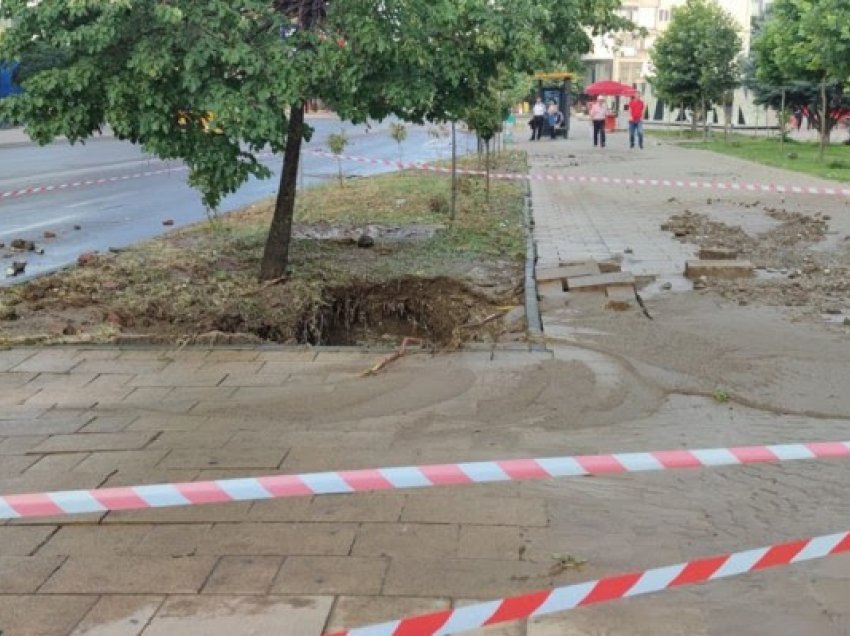 Shpërthen gypi i ujit afër “Pallatit të Rinisë”