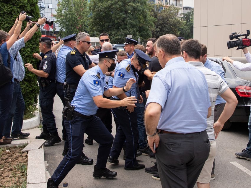 Përkrahja për protestën e PSD-së, vjen reagimi i ashpër: Moralistët e regjimit të vjetër që po derdhin lotë krokodili për “ish-rrugaçët”