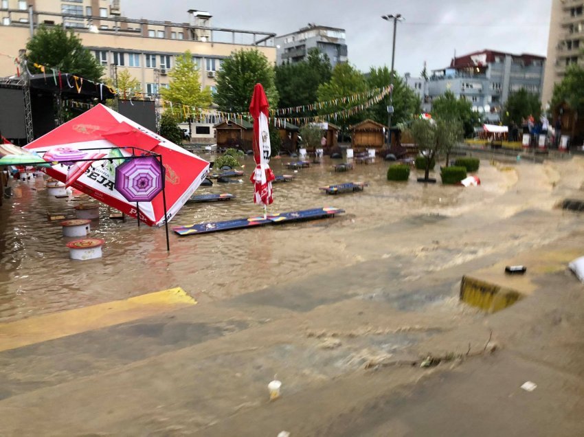 Shiu përmbytë sheshin “Zahir Pajaziti” në Prishtinë