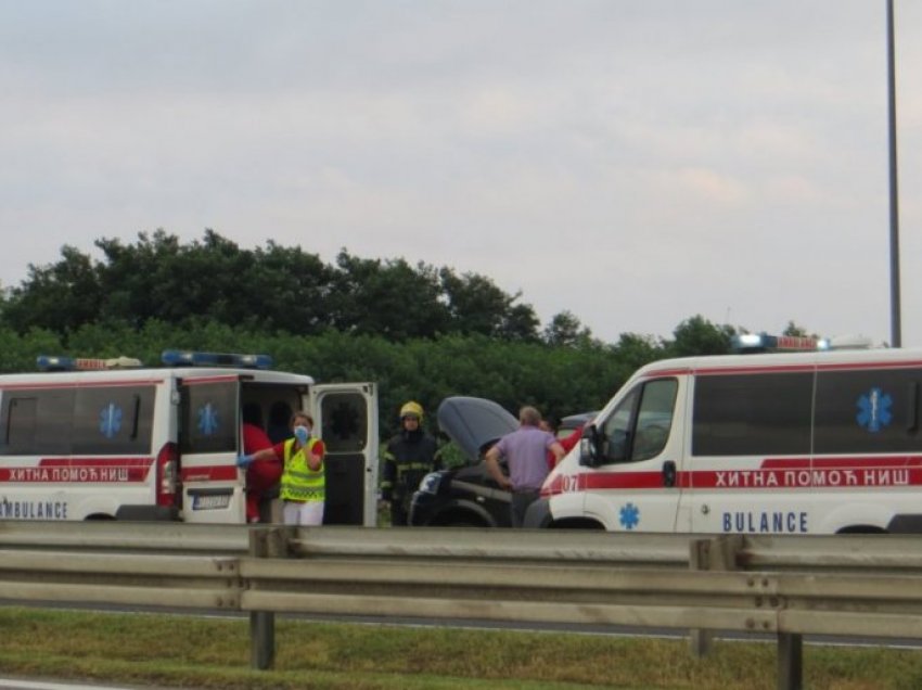 Aksident në rrugën Beograd- Nish/ Gjatë kthimit në Kosovë nga Zvicra, një familje shqiptare përplaset me një kombi-bus