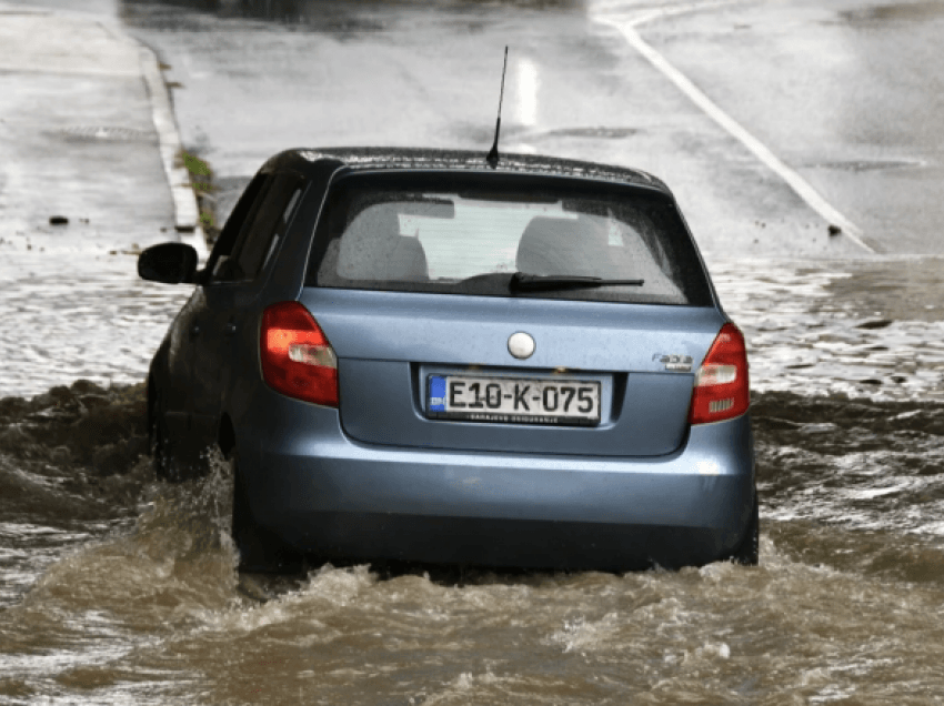 Një stuhi e ndjekur nga një shi i madh ka goditur edhe Sarajevën, pamje që tregojnë gjendjen atje