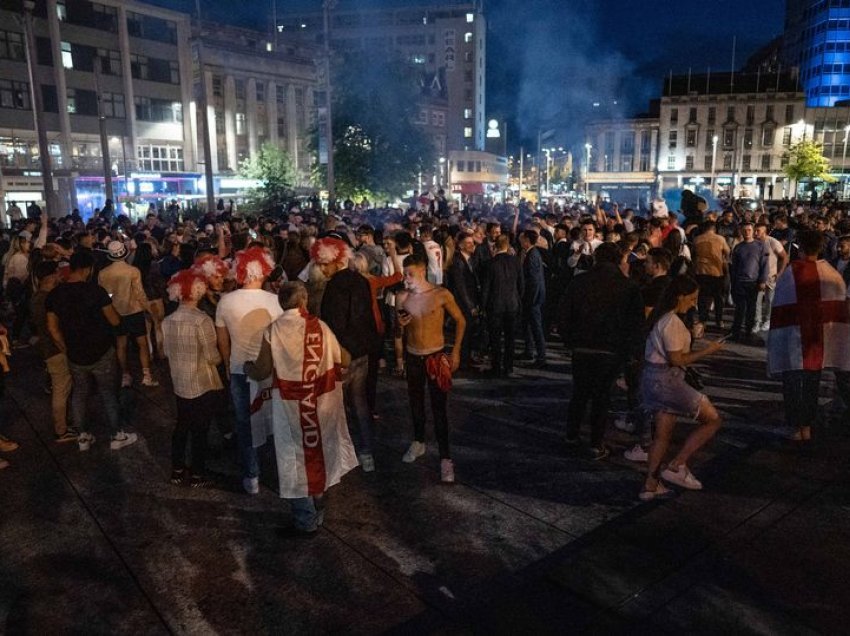 Finalja Angli-Itali i kushton shtrenjtë, studenti përjashtohet nga universiteti