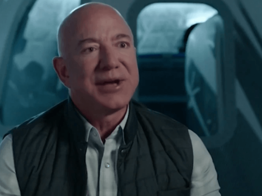 Jeff Bezos, gati për fluturimin e parë në hapësirë