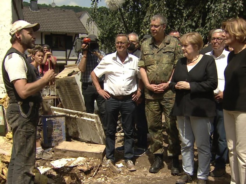 Angela Merkel arrin në fshatin që u përmbyt nga stuhia