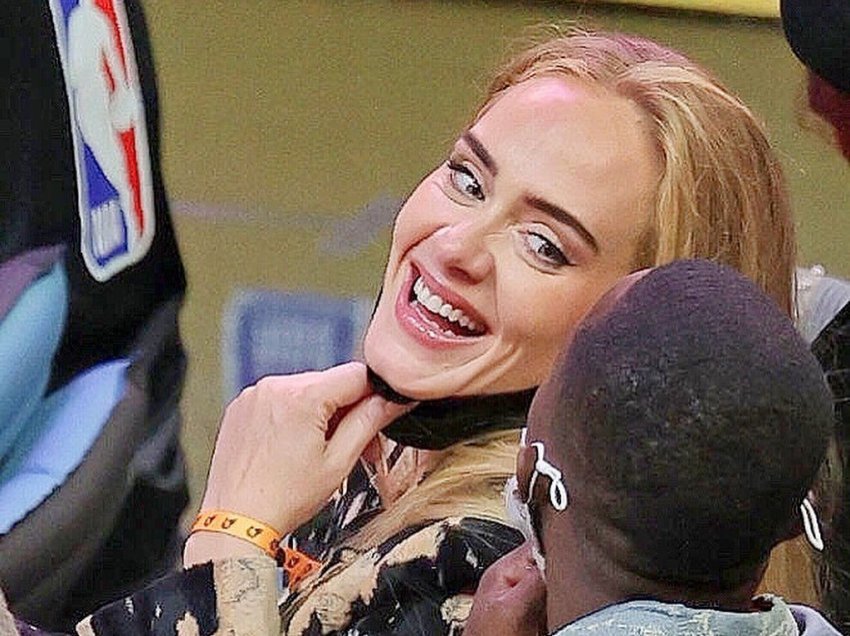 Adele u pa mjaft e relaksuar pranë Rich Paul në ndeshje basketbolli