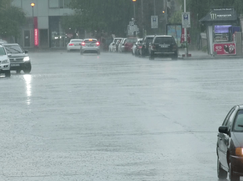 Stuhi shiu në vend/ Plazhet u boshatisën në Durrës e Shëngjin, por jo në Vlorë