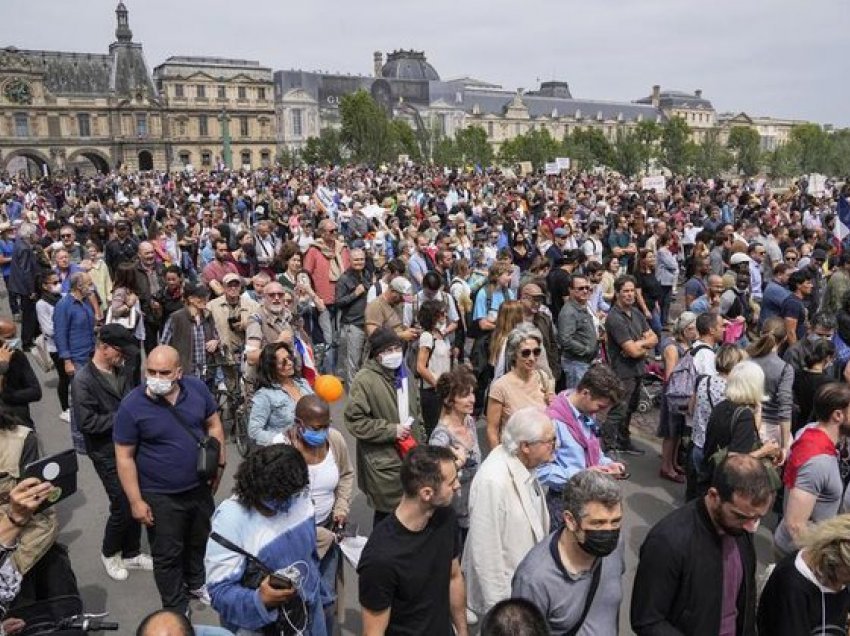 Mbi 100 mijë francezë protestojnë kundër vaksinave anti-Covid