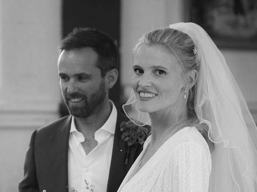 Lara Stone martohet në një ceremoni private