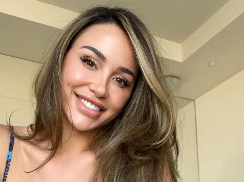 Ana Cheri vë në fokus tiparet trupore me fustanin elegant