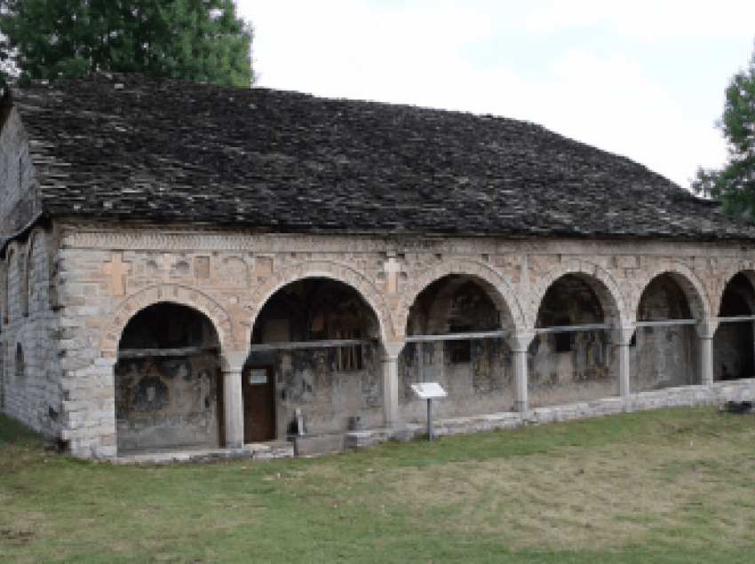 Moti i keq dëmton monumentet/ Voskopojë, dëmtime serioze në kishën e Shën Thanësit, shembet çatia