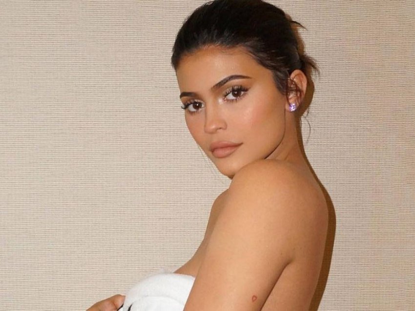 Kylie Jenner “ngre temperaturat” në rrjet