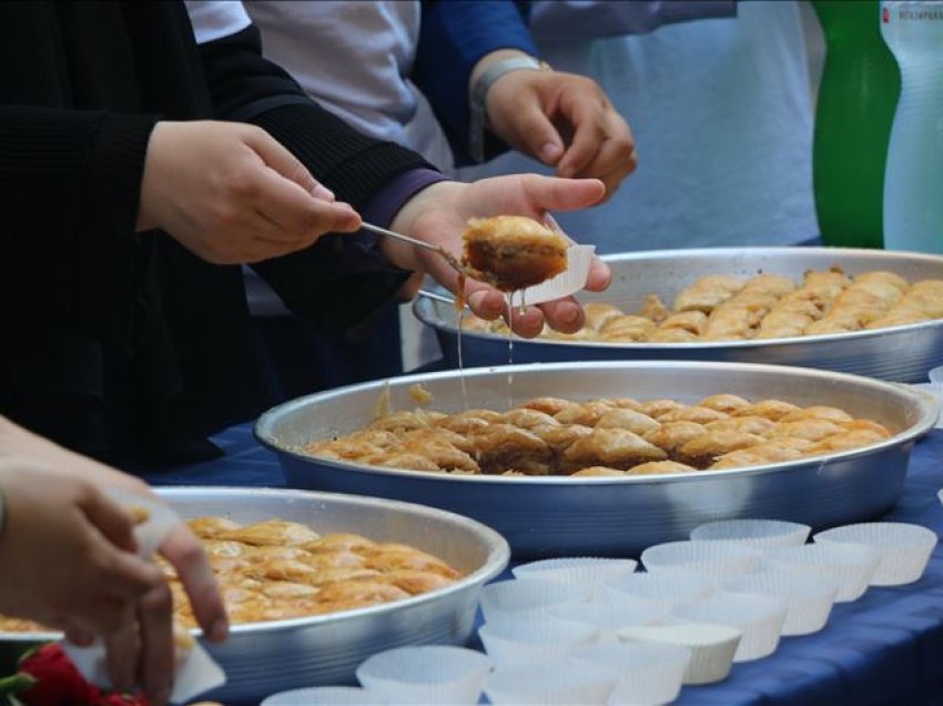 E habitshme: E teprojnë me bakllava, përfundojnë në emergjencë