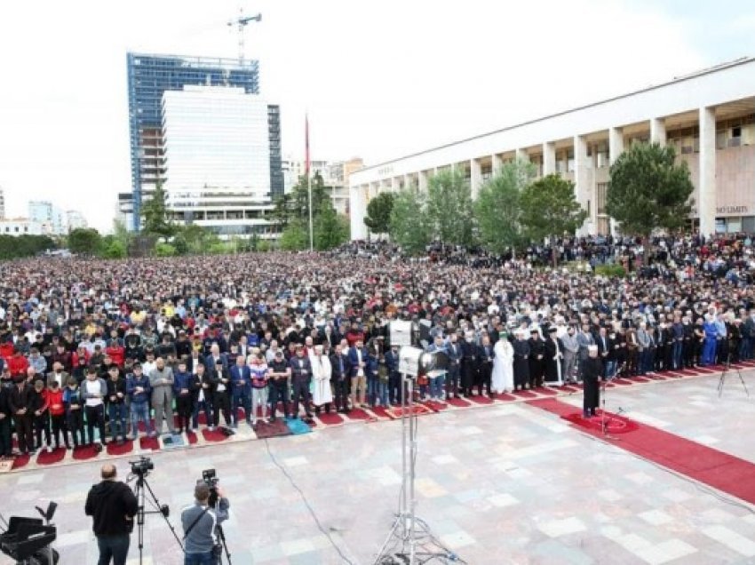 ​Kurban Bajrami në Shqipëri, besimtarët falin namazin në sheshin “Skënderbej” në Tiranë