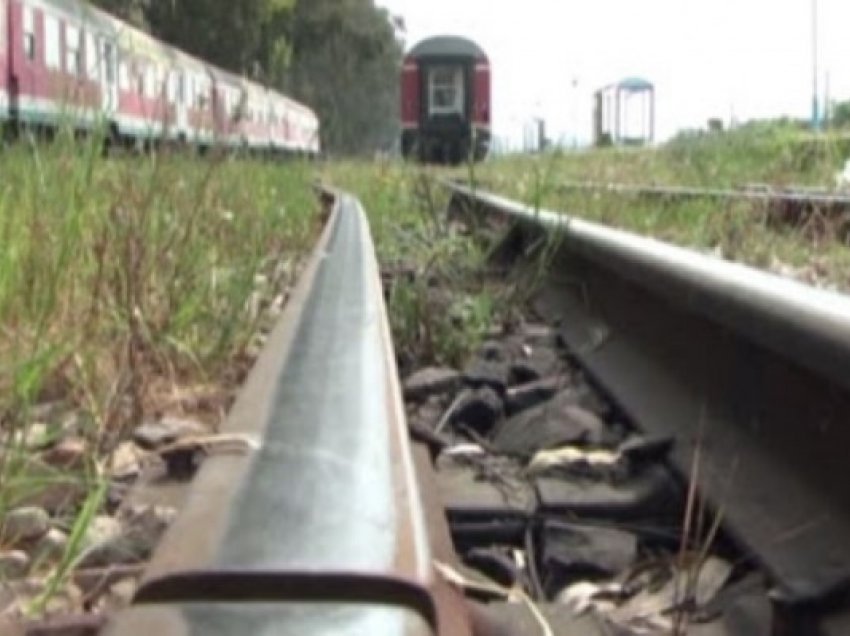 ​Treni godet veturën, lëndohen katër persona në Pejë