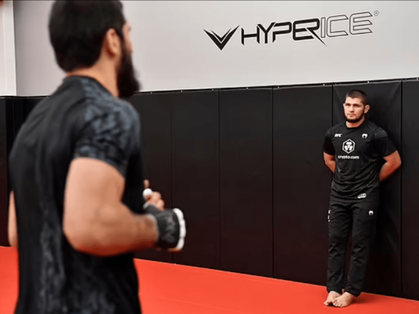 Khabib rikthehet në kavaz për hakmarrje