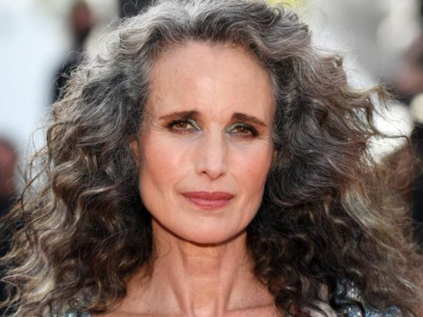 Andie MacDowell flet pas paraqitjes me flokët e thinjura