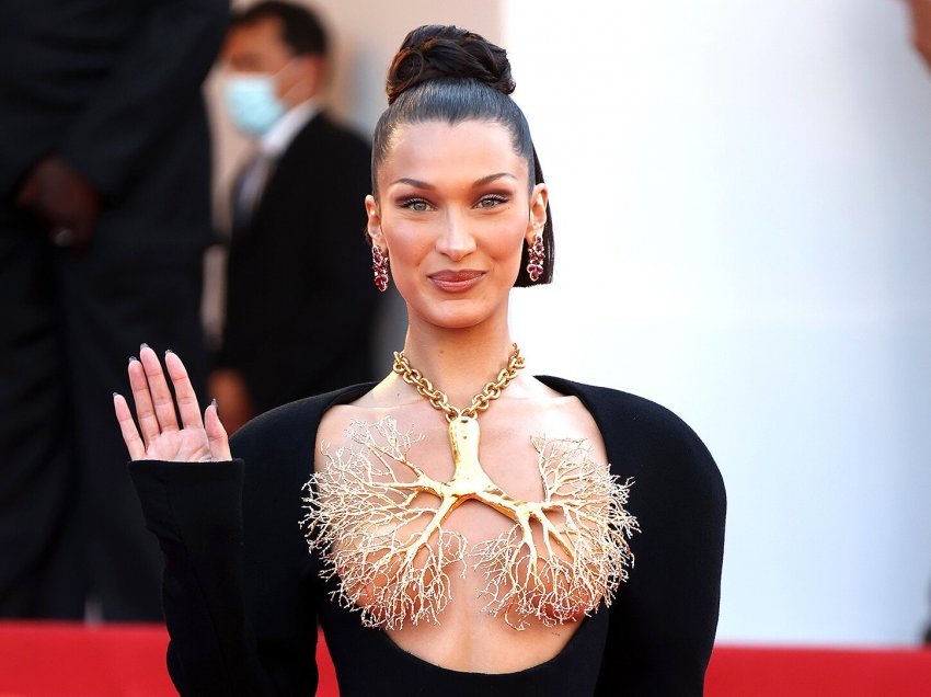 Bella Hadid rrezaton në këto foto me veshjen e markës ‘Dior’