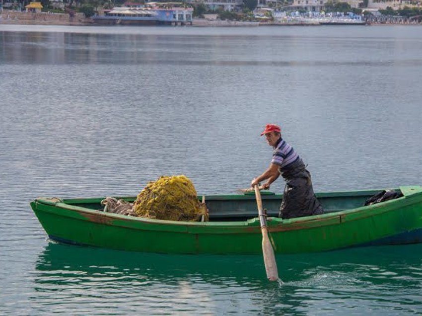 Pamje të pabesueshme! Peshkatarët në Sarandë nuk iu besojnë syve nga ajo që kapin në det