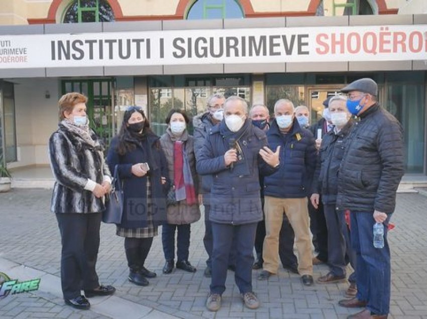 Punonjësit e Ferrokromit në Burrel pa pension