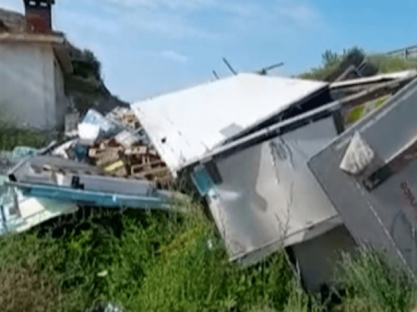 Në rrugë Kërçovë – Ohër afër aeroportit rrokulliset një kamion