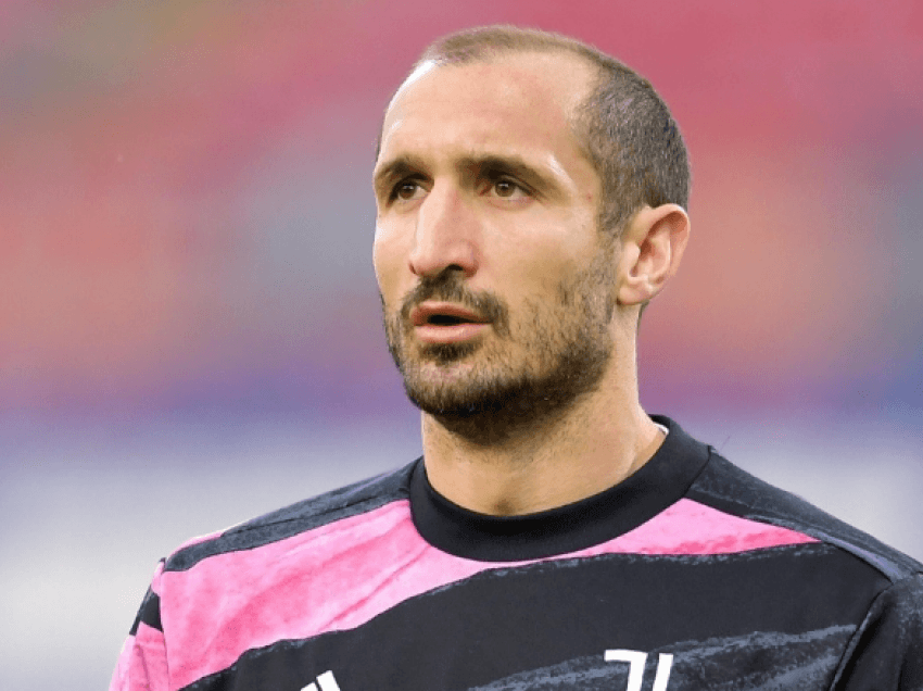 Rinovimi me Juventusin, Chiellini hedh hapin e parë