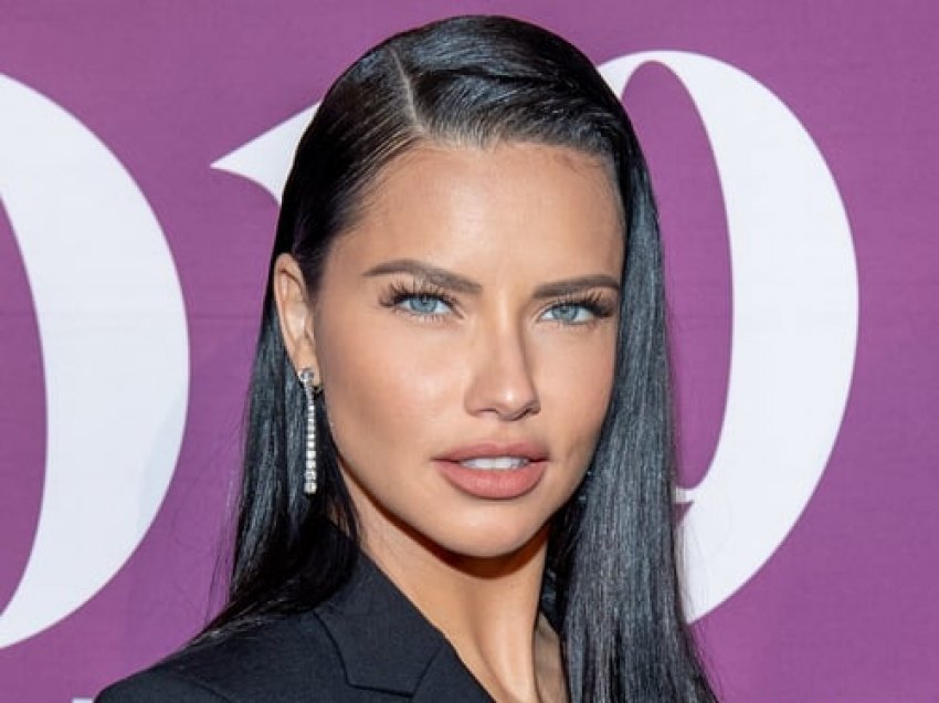 Nën dritën e hënës, Adriana Lima pozon krejtësisht e zhveshur