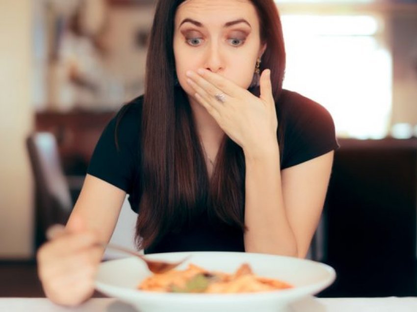 Sa duhet të shqetësoheni për gjetjen e qimeve në ushqimin tuaj?