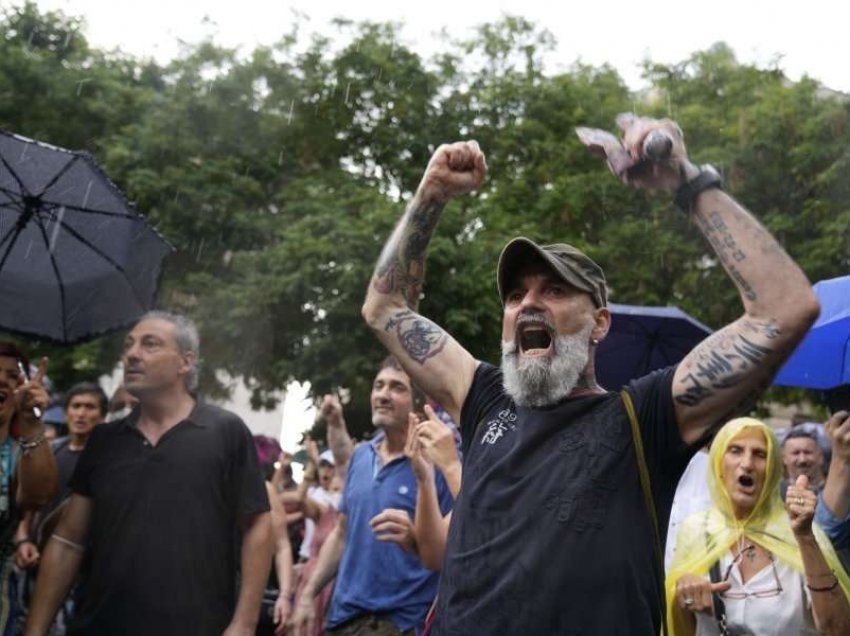 Mijëra protestues në Itali kundër kufizimeve për njerëzit e pavaksinuar