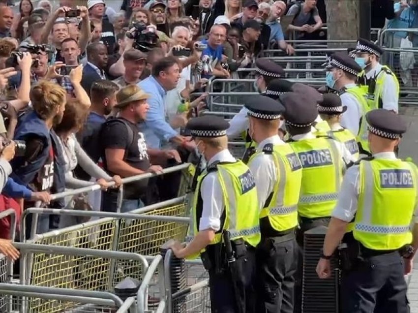 Policia britanike ka ndërhyrë në protestën kundër vaksinimit