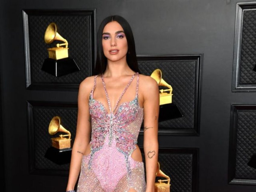 ​Dua Lipa pozon me duart në formë shqiponje afër shpatës së Skënderbeut