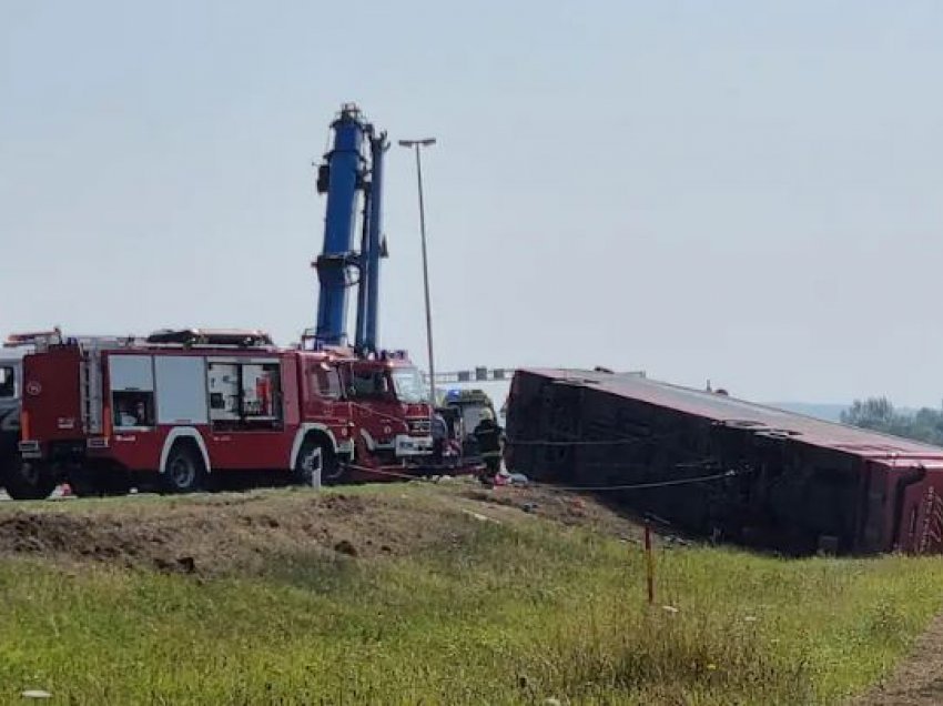 Largohet nga vendi i ngjarjes autobusi i aksidentuar me shqiptarë nga Kosova