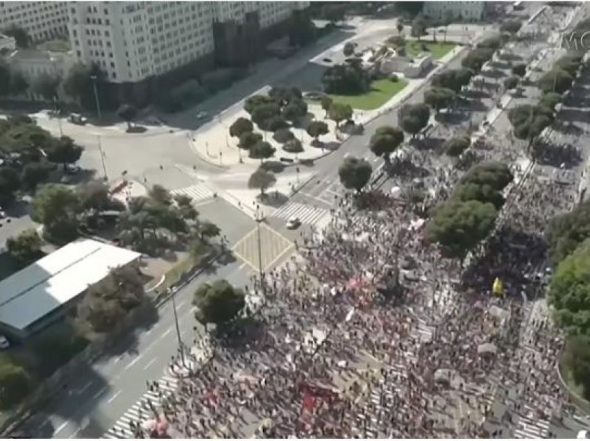 Numri i viktimave nga Covid-19 në rritje, brazilianët në protestë