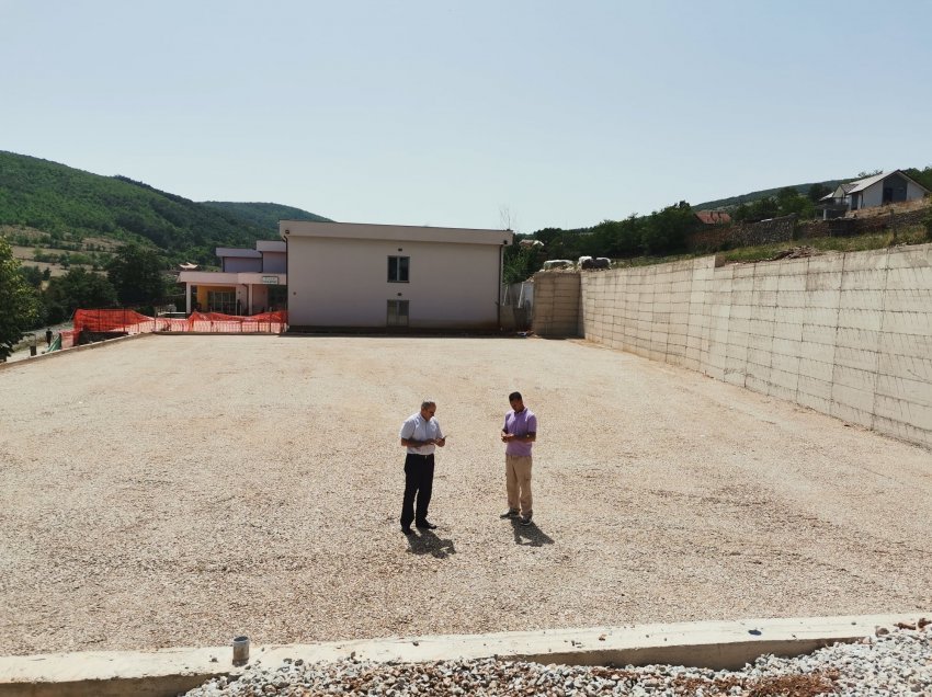 Fusha e futbollit në Shkozë drejtë përfundimit