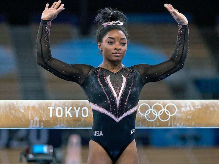 Adriano i del në mbrojtje Simone Biles