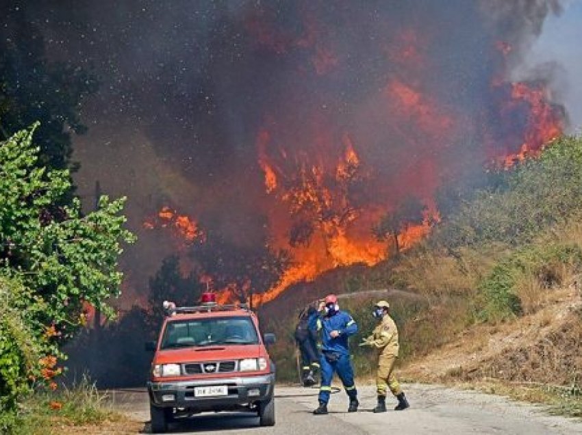 Temperatura deri në 44 gradë Celsius/ Greqia e pashpresë përballë flakëve