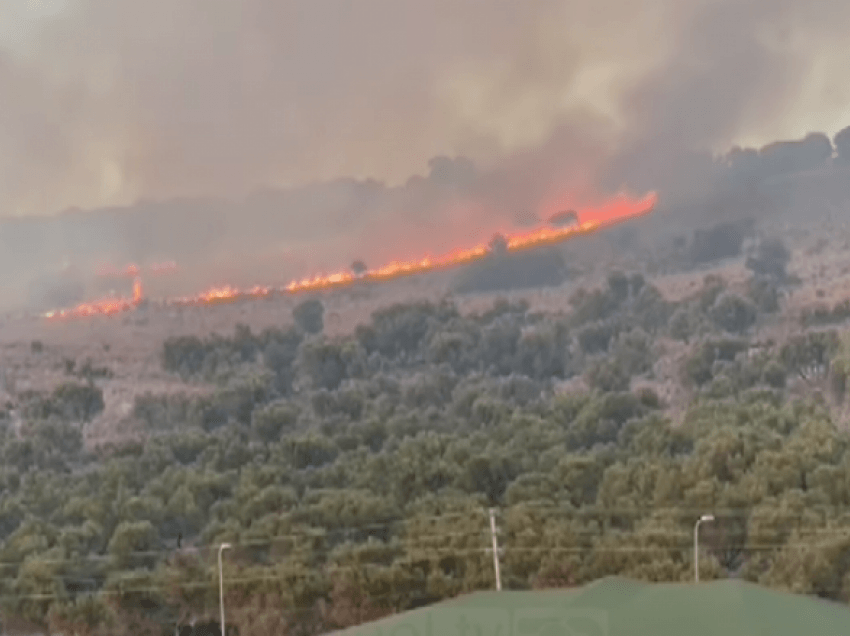 Në Ksamil vatra e zjarrit shumë pranë banesave