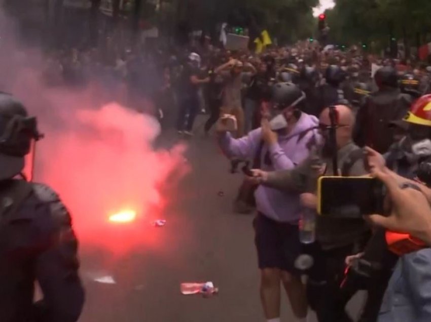 Pamje nga përleshjet në Paris kundër masave të reja kufizuese ndaj variantit Delta