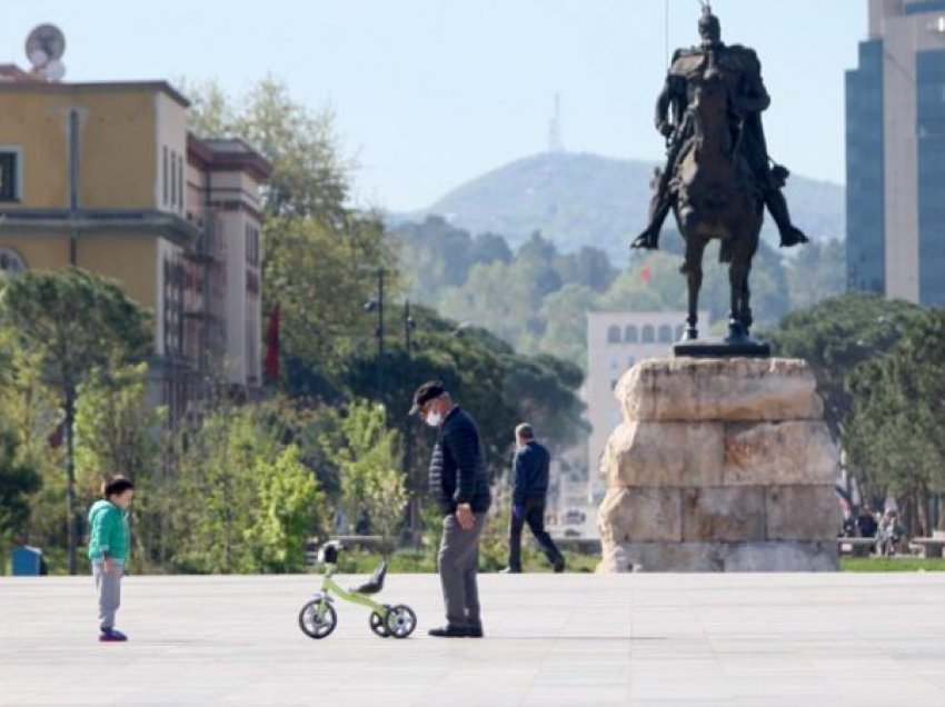 Shqipëri: Pas 225 ditësh hiqen maskat në ambiente publike