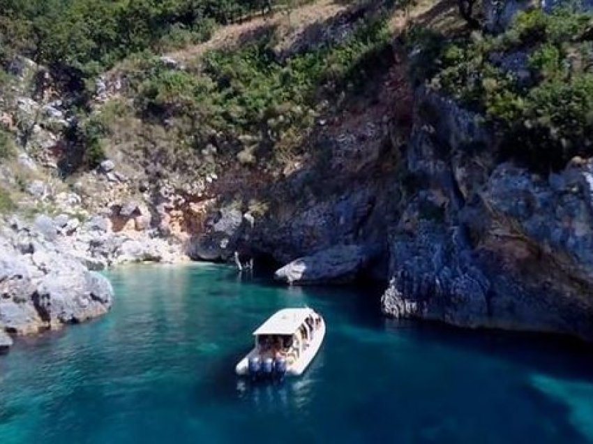 Shqipëria dhe gomonet, dikur largonte emigrantë, sot mirëpret turistë