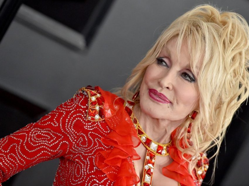 Dolly Parton tregon arsyen pse fle me make up!