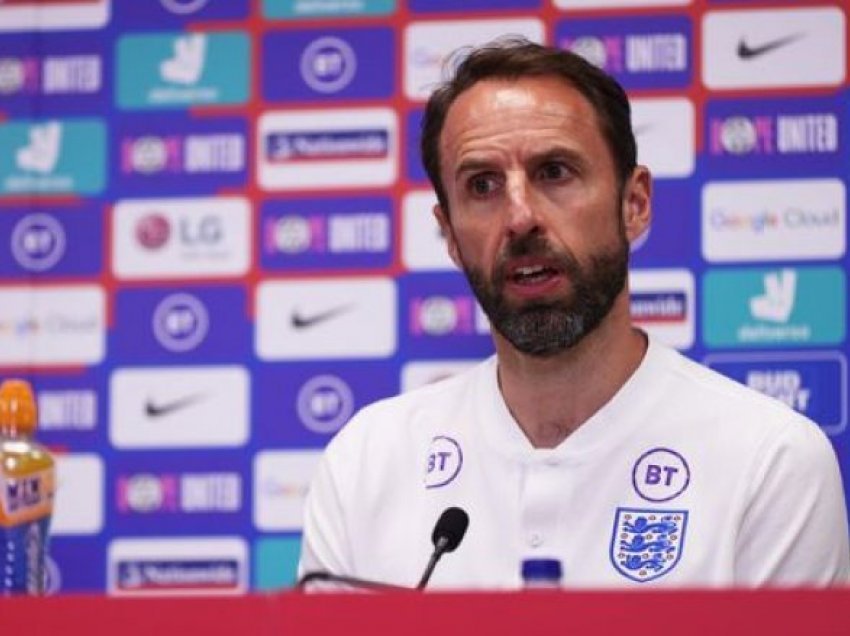 Southgate u përgjigjet kritikëve se përse ka ftuar katër mbrojtës të djathtë te Anglia