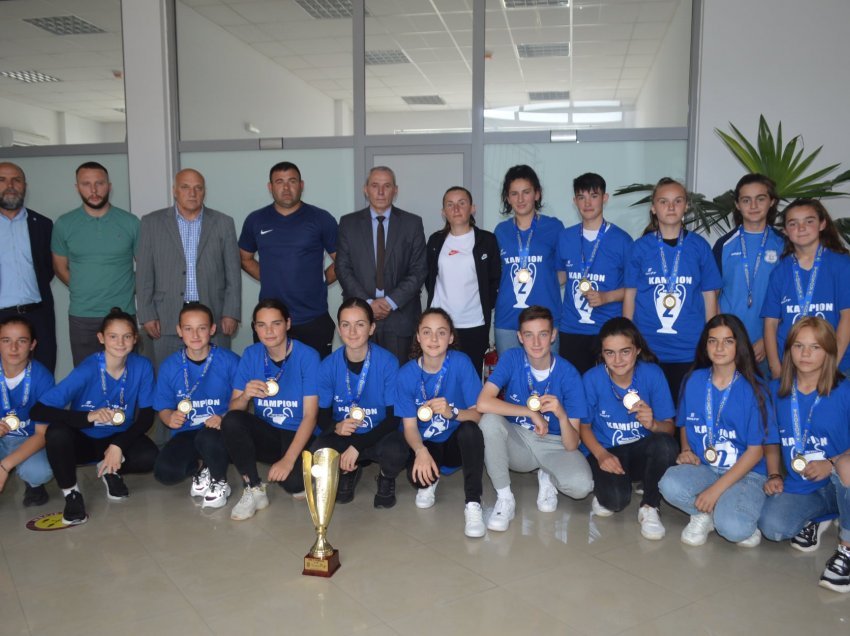 Berisha organizoi pritje për klubin e futbollit për femra U-16 kampione të Kosovës