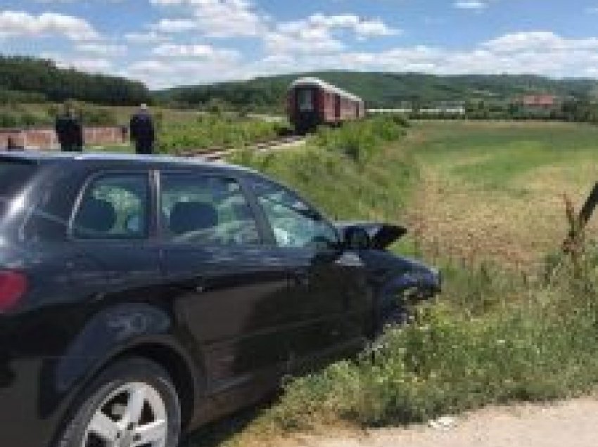 Treni e bën llom një veturë në Klinë