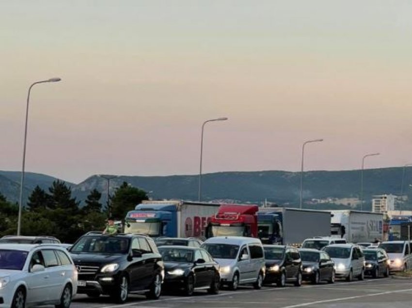 Qytetarët e Kosovës vërshojnë drejt Shqipërisë, kolona me qindra vetura në kufi