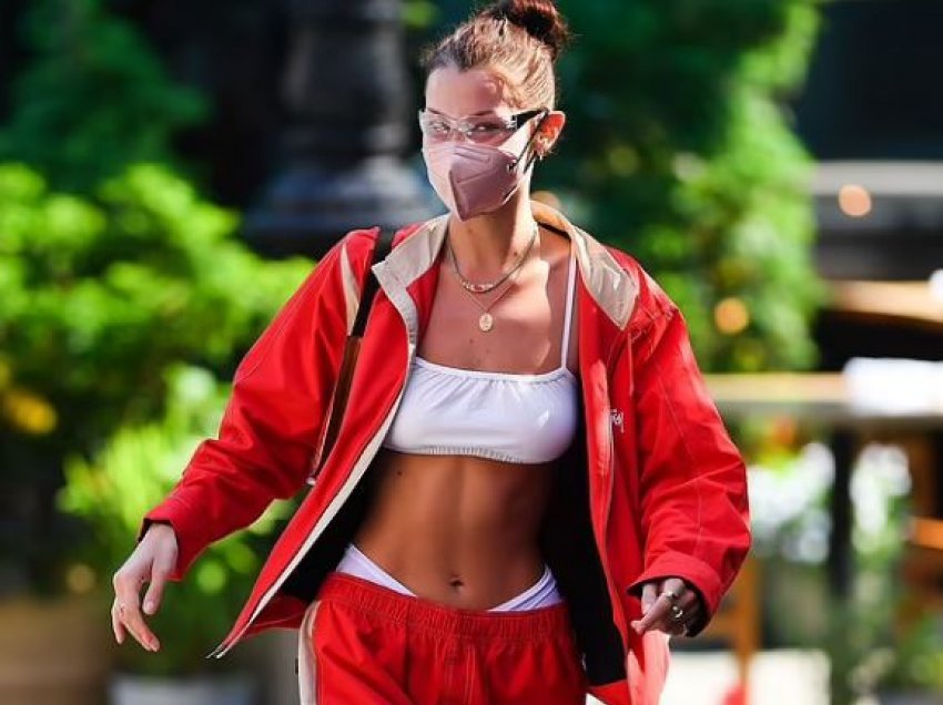 Bella Hadid ekspozon barkun e tonifikuar në veshje sportive